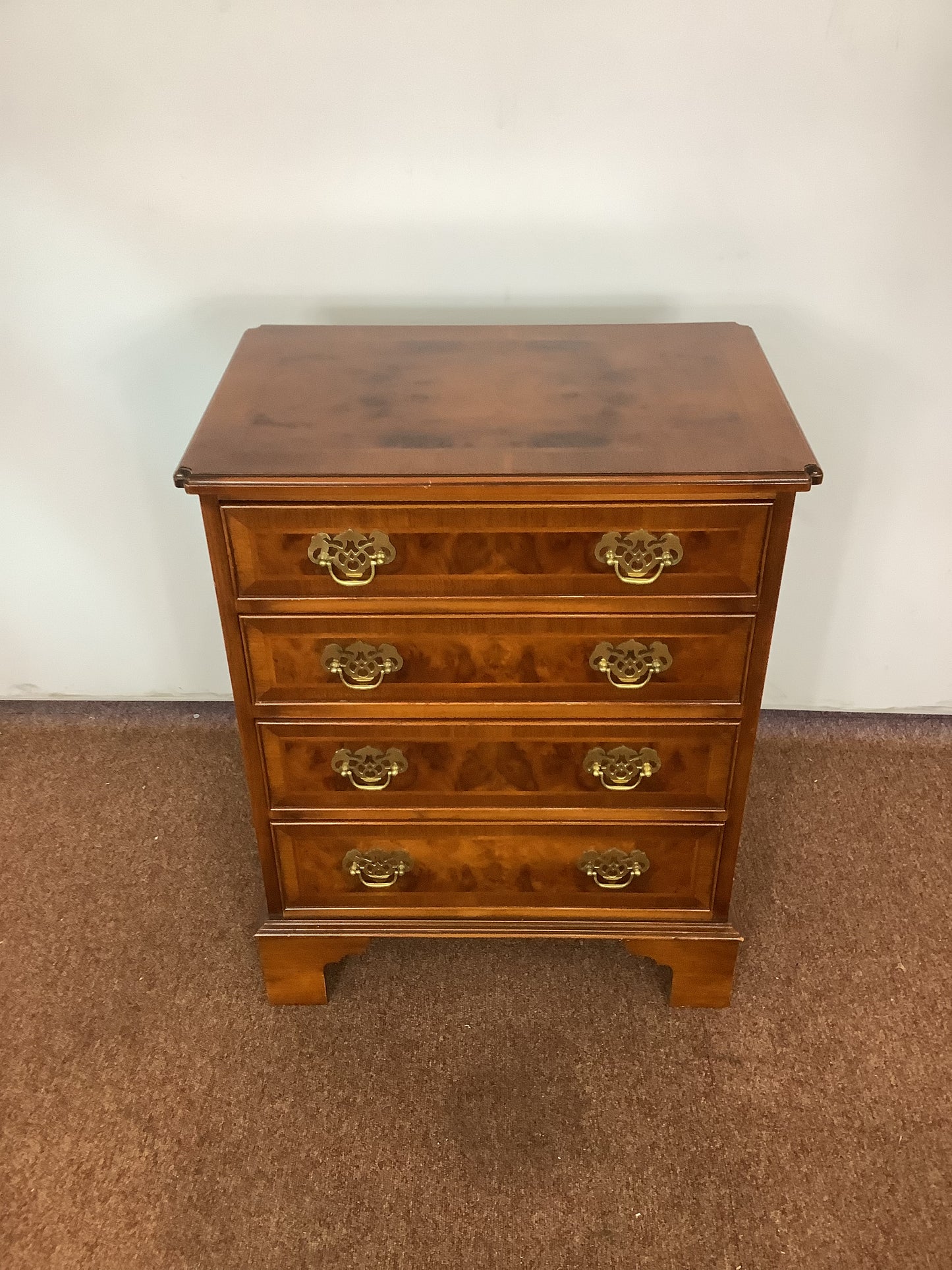 Paul Smith Georgian Style Walnut 4 Draw Chest of Drawers F27410.