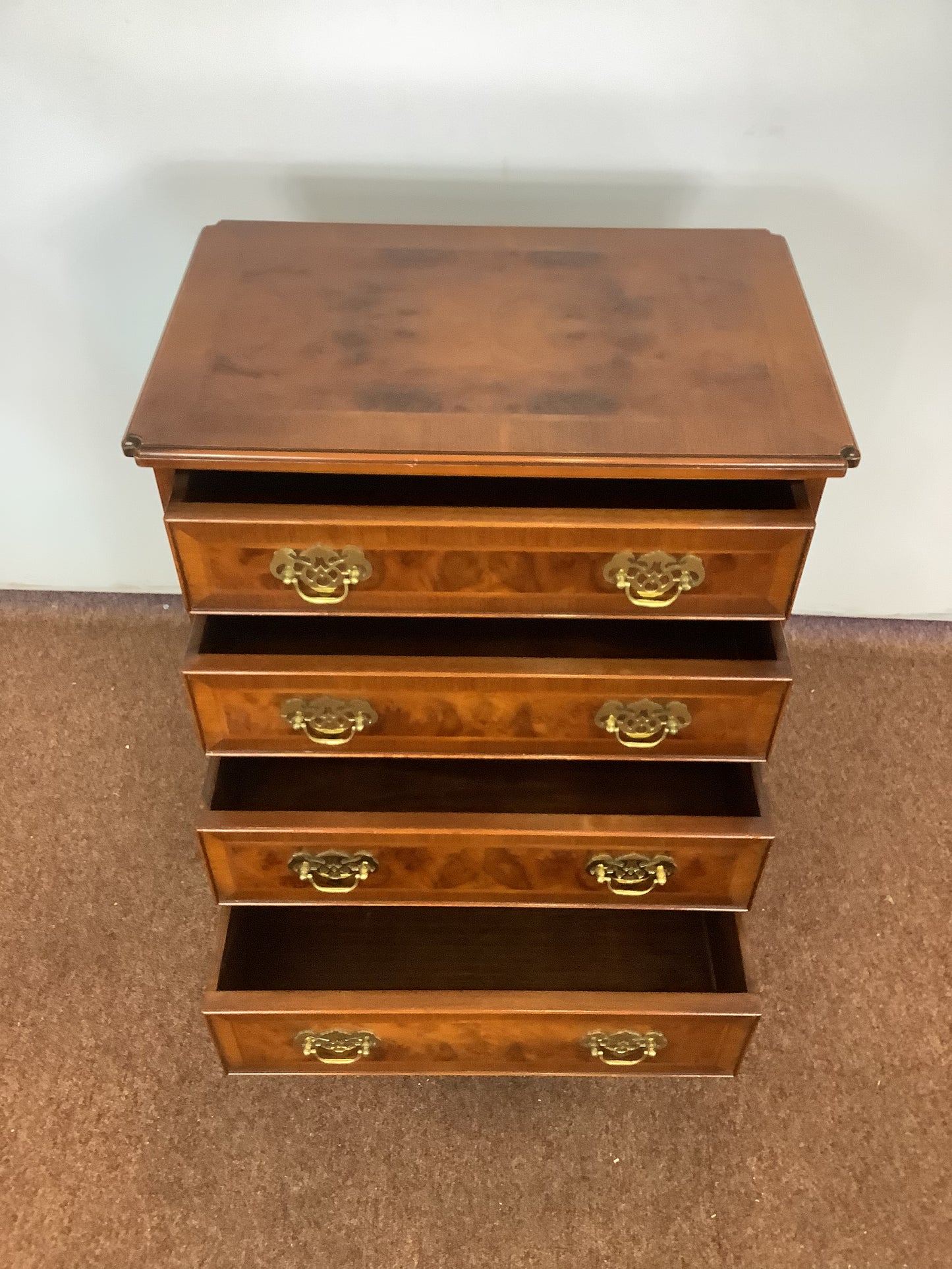Paul Smith Georgian Style Walnut 4 Draw Chest of Drawers F27410.