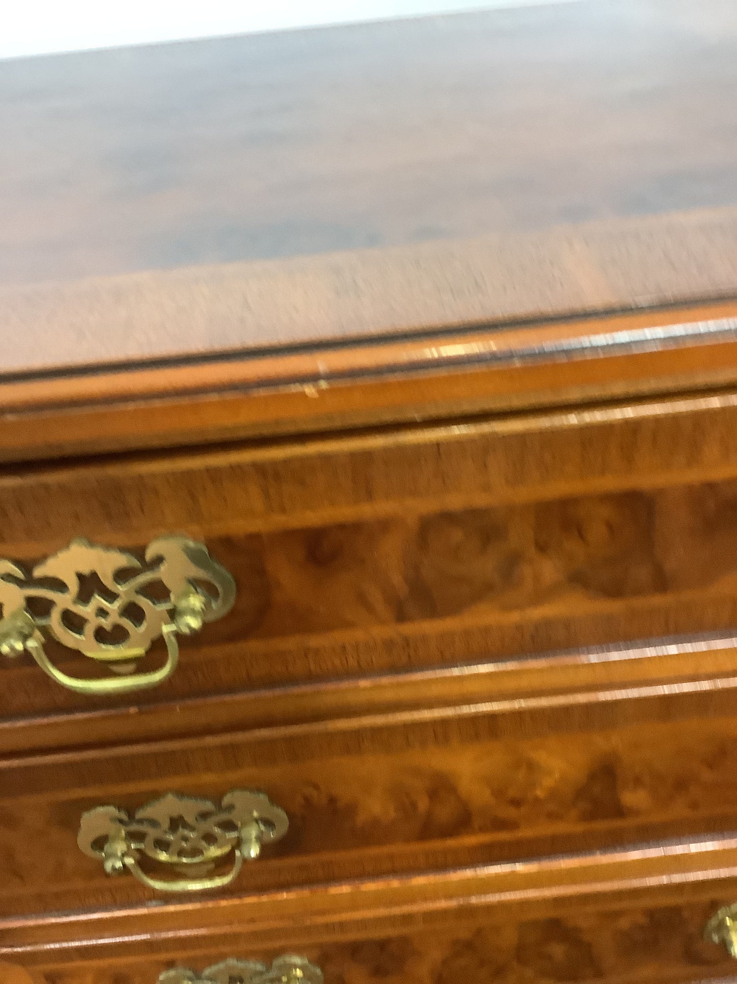 Paul Smith Georgian Style Walnut 4 Draw Chest of Drawers F27410.