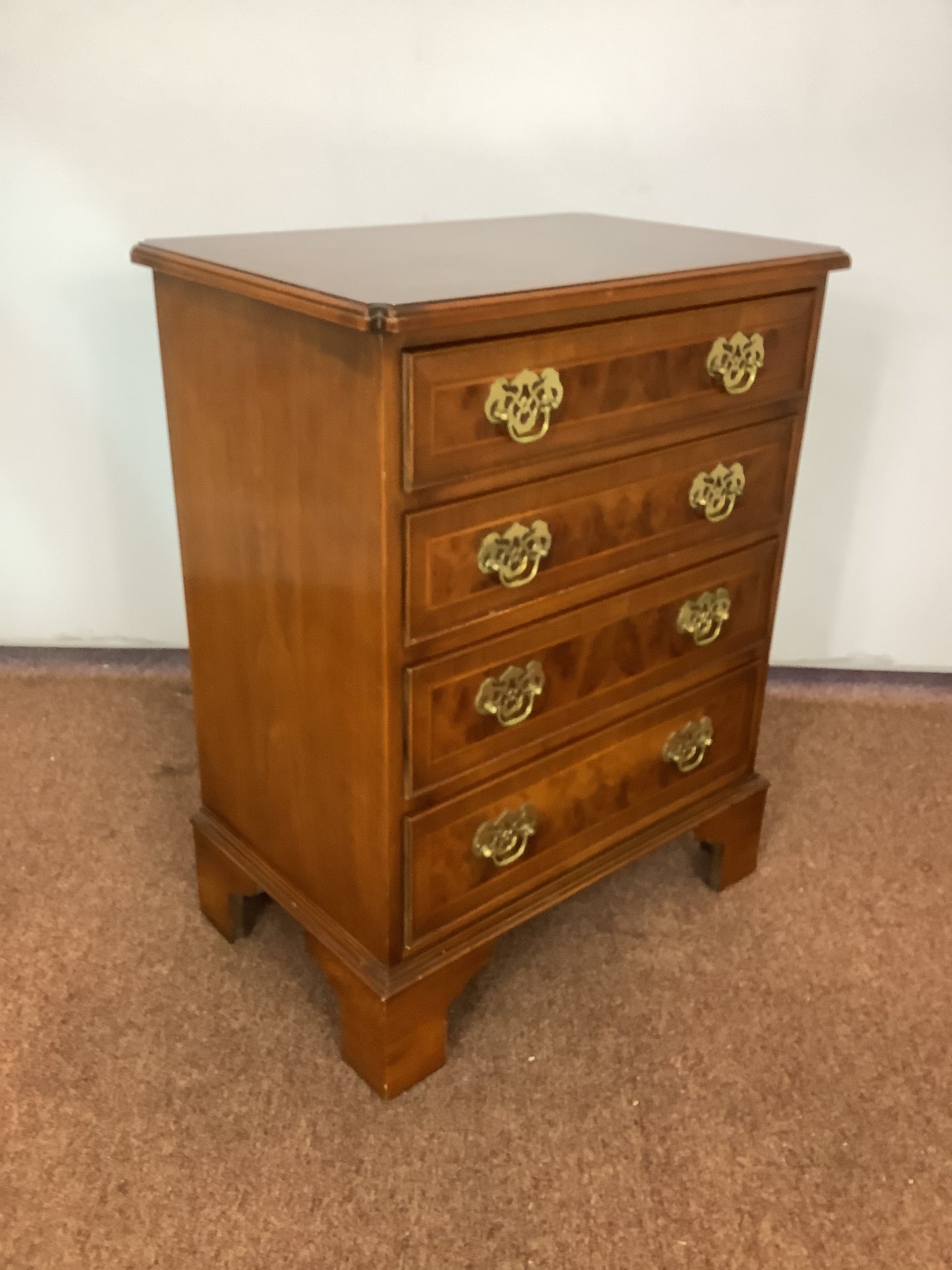 Paul Smith Georgian Style Walnut 4 Draw Chest of Drawers F27410.